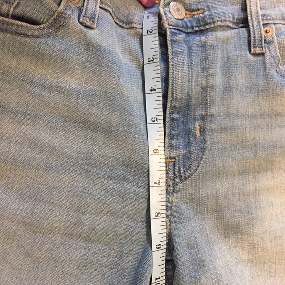 NWOT 🌺 Levi's Light Wash Mid Rise Shorts | 28 - Picture 7 of 12